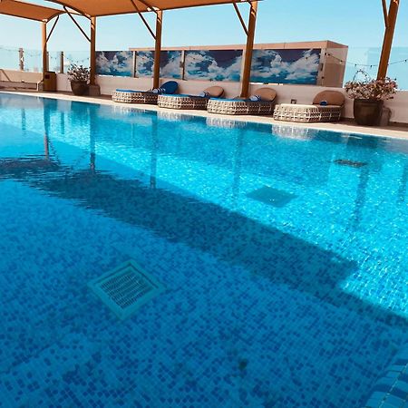 The Avenue Hotel Doha Luaran gambar Rooftop pool at the hotel