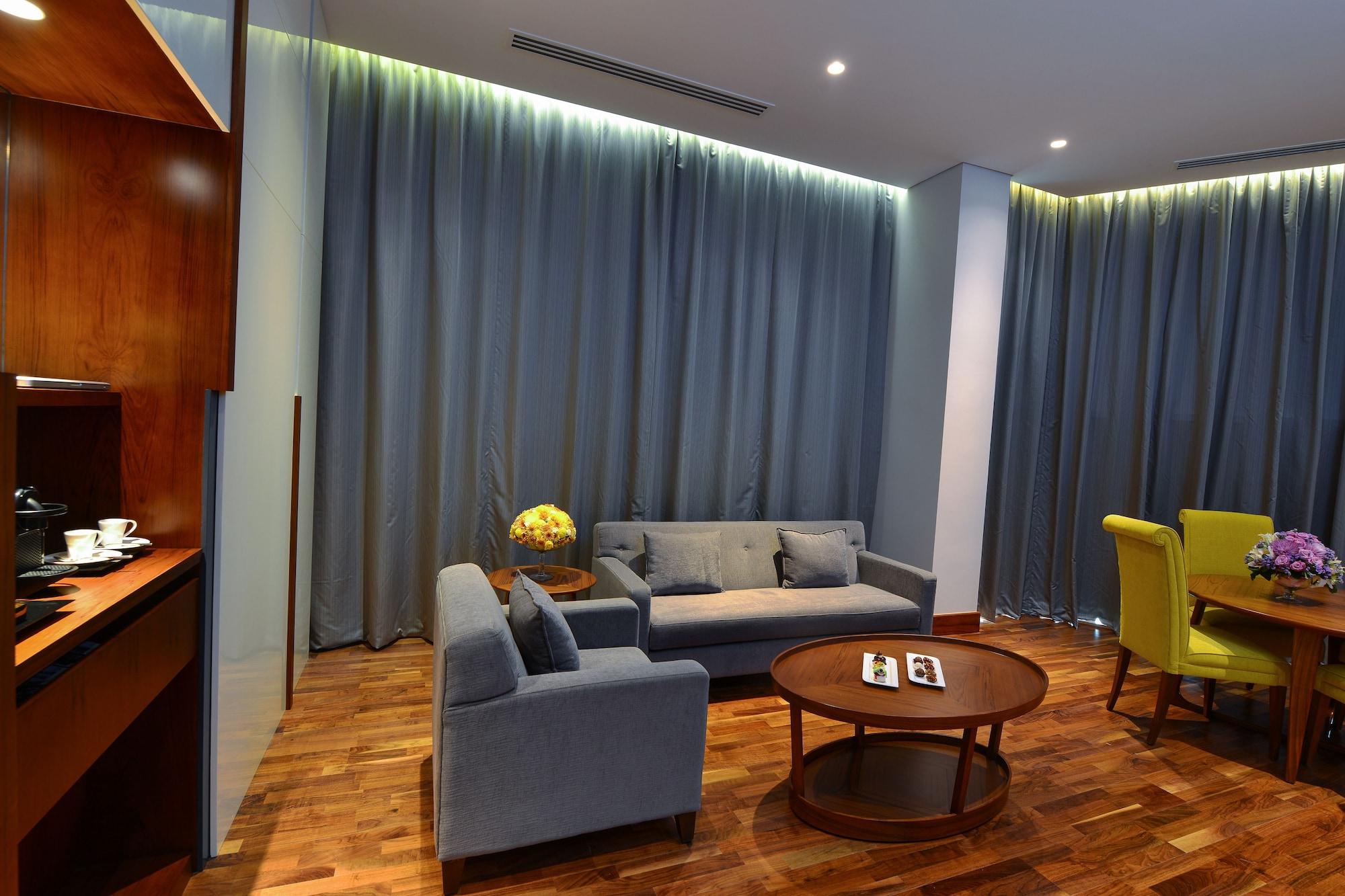 The Avenue Hotel Doha Luaran gambar A living room in a suite at the hotel