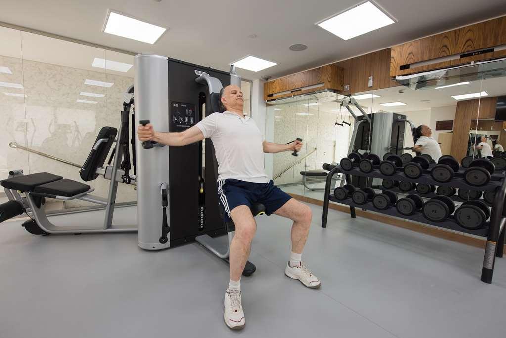 The Avenue Hotel Doha Kemudahan gambar A man using a cable machine
