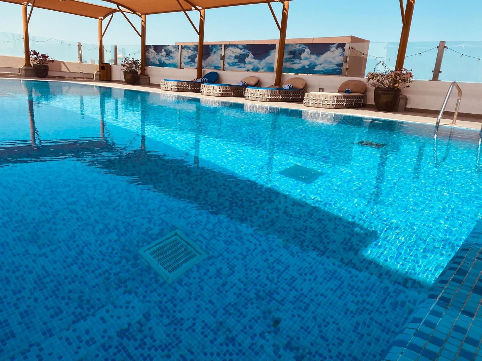 The Avenue Hotel Doha Luaran gambar Rooftop pool at the hotel